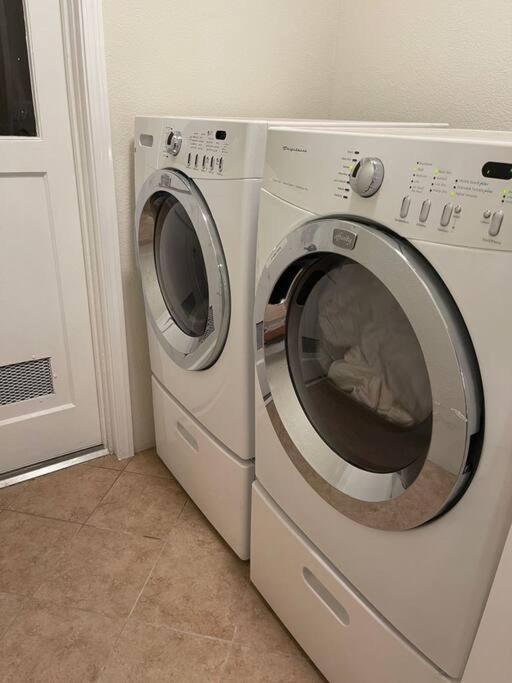 Brand New 2br Cute Blue Led In North Apartment Fresno