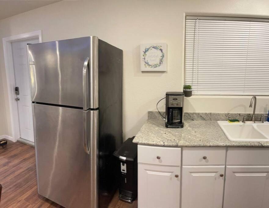 Brand New 2br Cute Blue Led In North Apartment Fresno