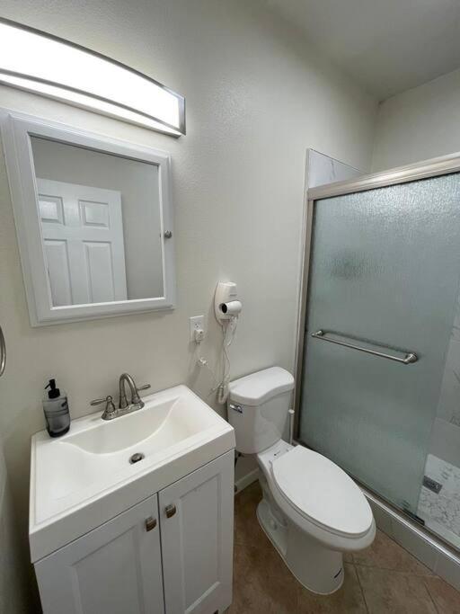 Brand New 2br Cute Blue Led In North