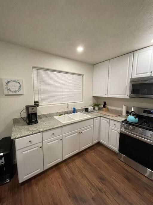 Brand New 2br Cute Blue Led In North Apartment